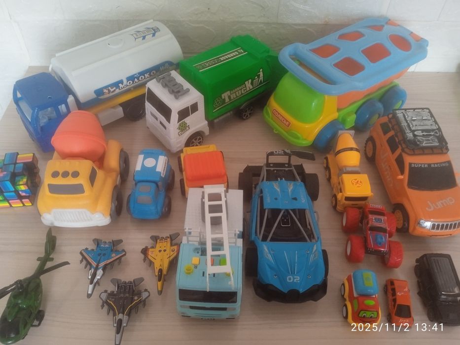 Пакет машинок за 3000тг ( за 20 машинок)