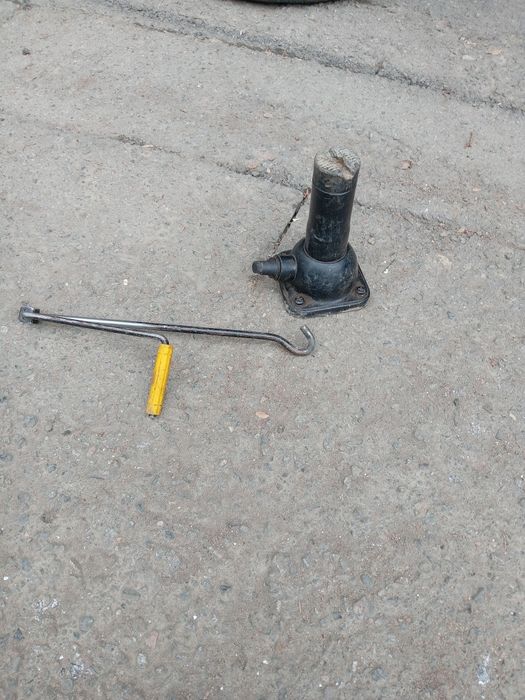 Продам домкрат бу