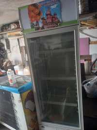 Продам вертикальный витринный холодильник