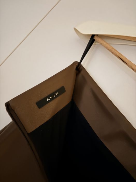 Кожена пола Avin