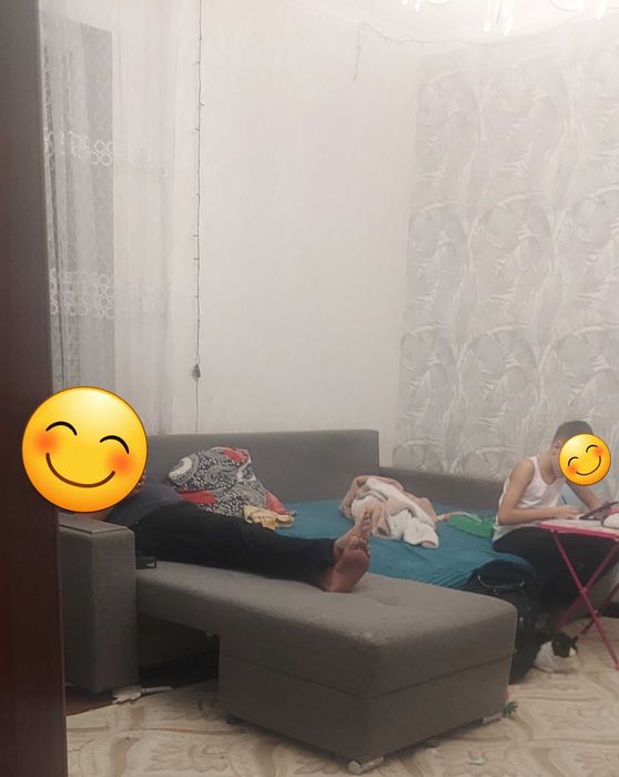 Диван угловой, серый, большой, с ящиками снизу.