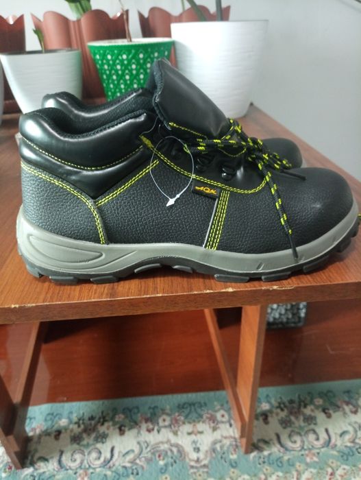 Срочно продам спец. обувь