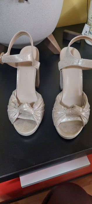 Sandale aurii elegante