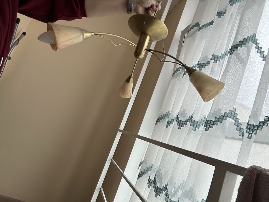 Люстра с лампочками в рабочем состоянии, подойдет в прихожую