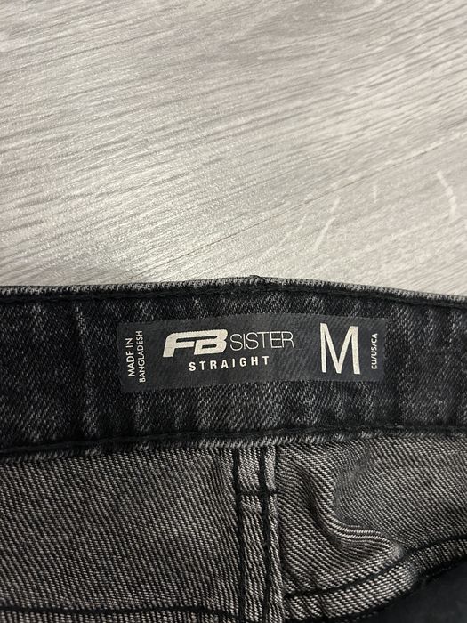 Blugi rupti negri, New Yorker