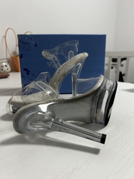Sandale cu platforma transparente