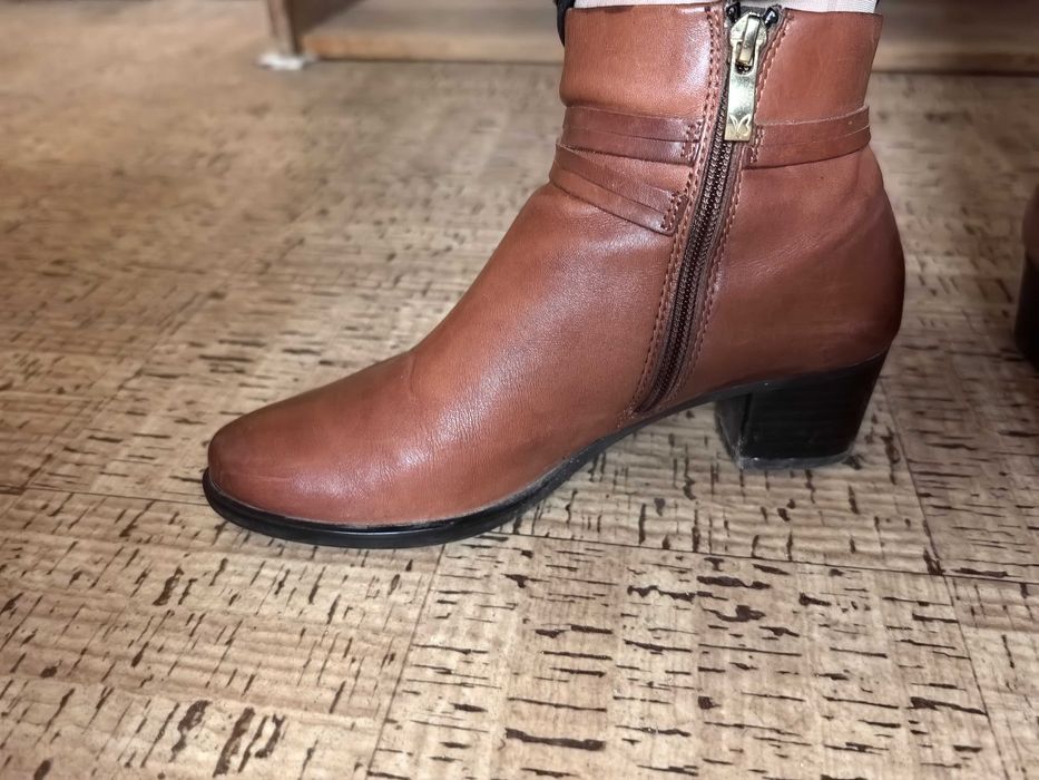 Нови, кафяви боти на Caprice