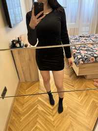 Черна рокля с ефектен гръб