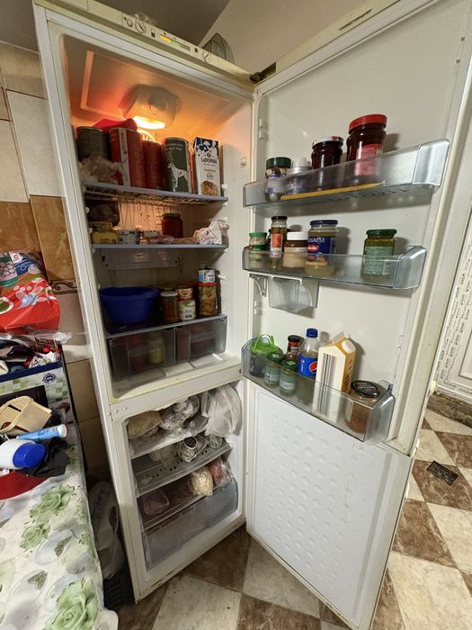 Vand frigider 2 m inaltime asigur transport contracost iasi.stare buna