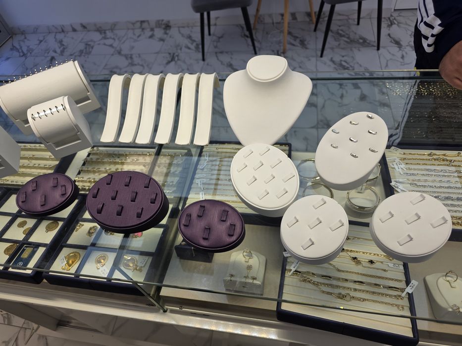 Стойки и манекени за бижута