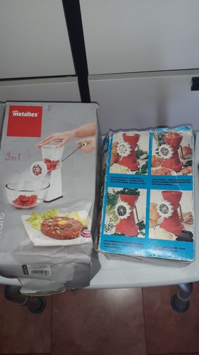 Masina de tocat carne cu ventuza