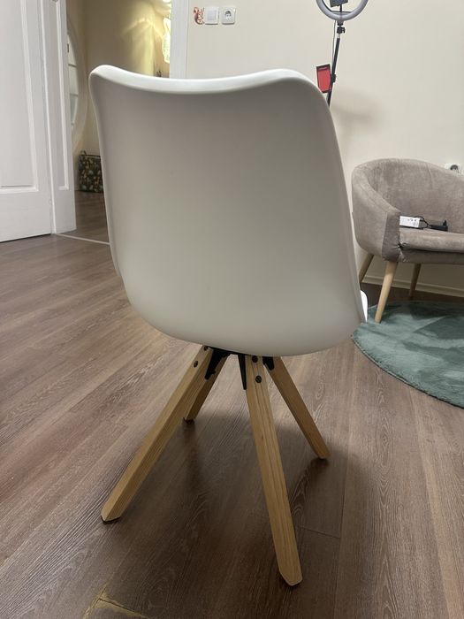 2 броя посетителски столове за бюро