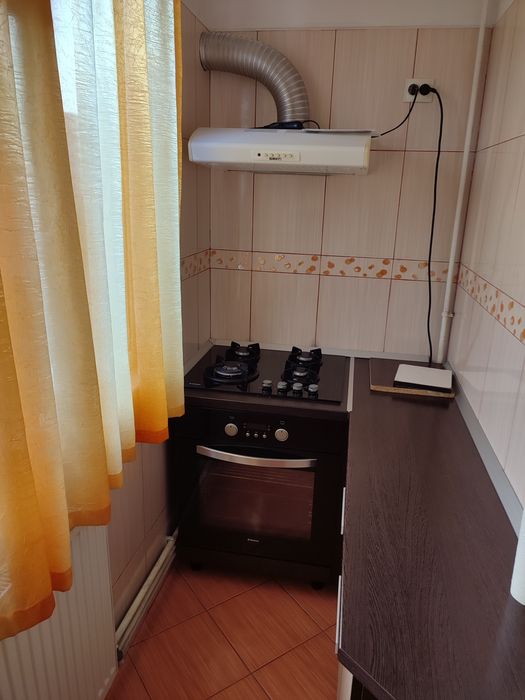 Închiriez apartament 3 camere