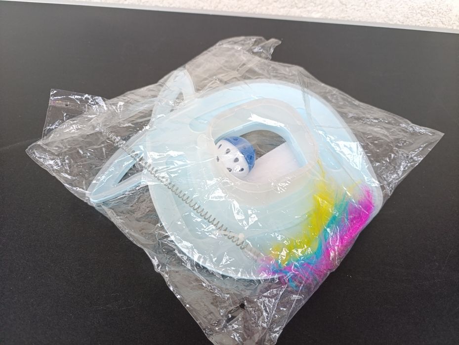 jucarie interactiva pista pentru pisici cu minge cu clopotel si pene