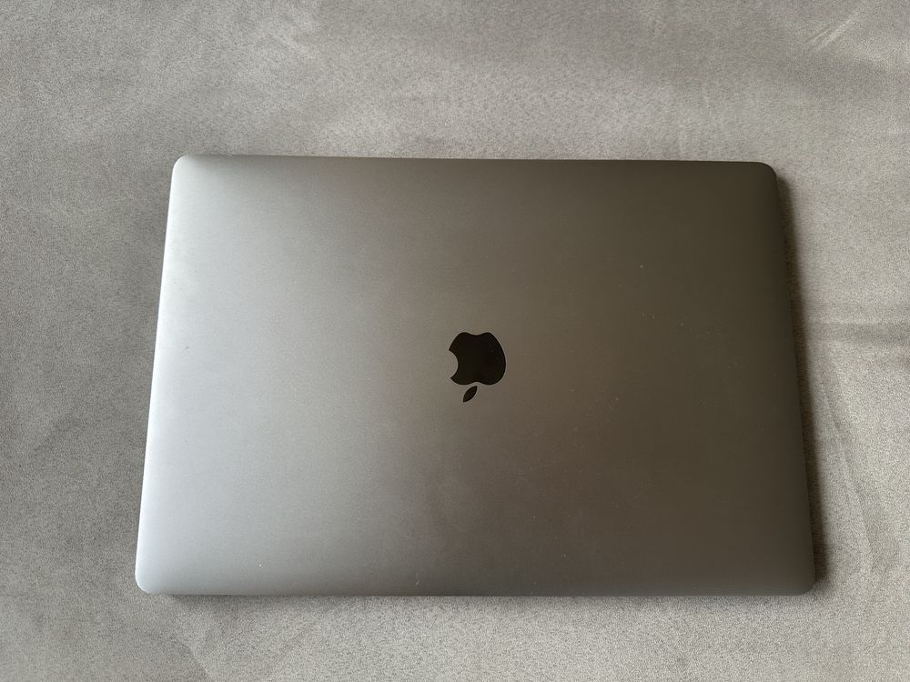 MacBook Pro A1990 15 “ 2.6 GHz i7 Radeon 560x 4gb 16Gb DDR4 500GB SSD