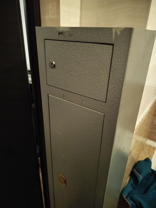 Сейф толстый и высокий