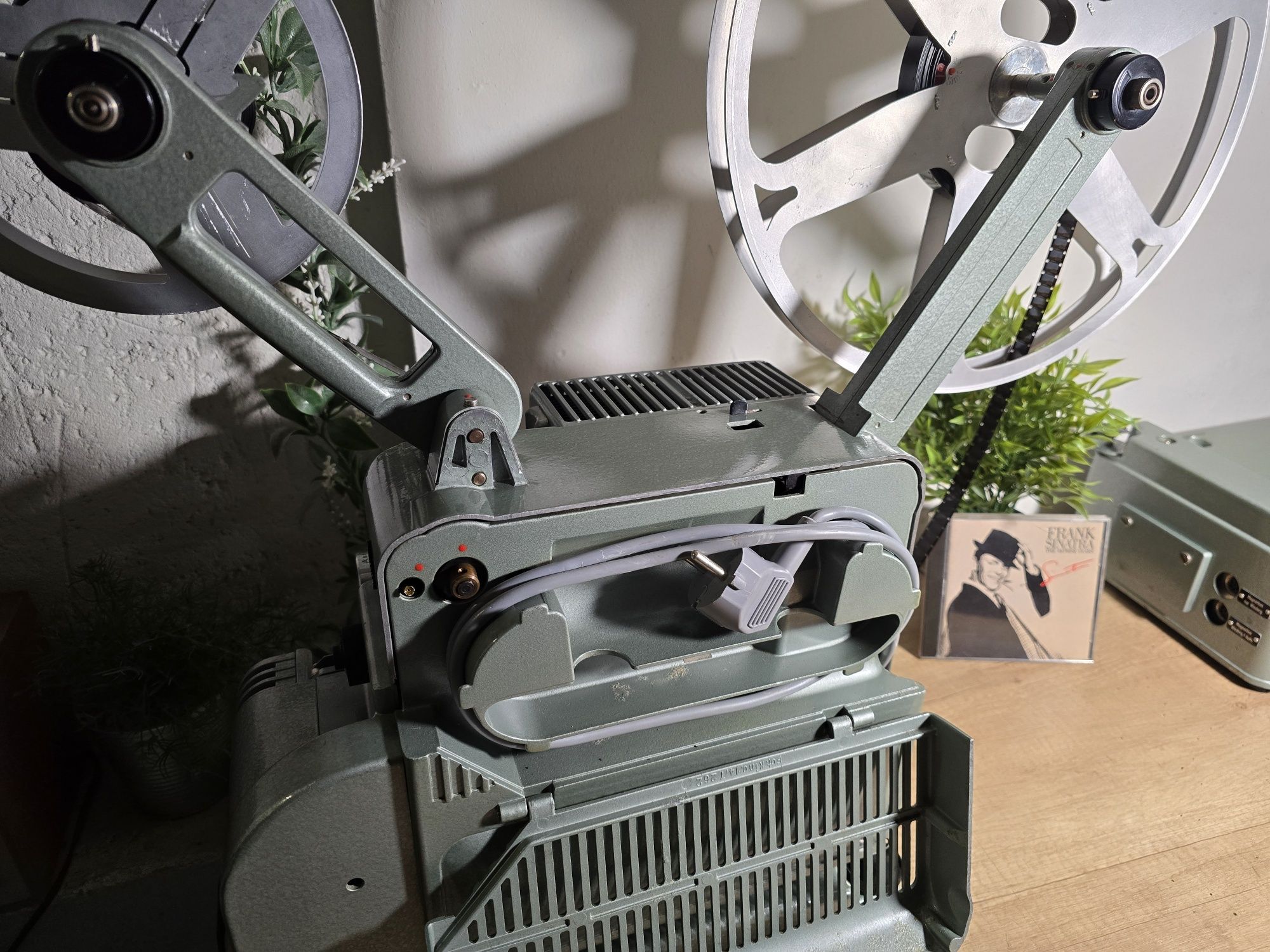 Video proiector 16mm SIEMENS 2000, amplificator audio cu lămpi