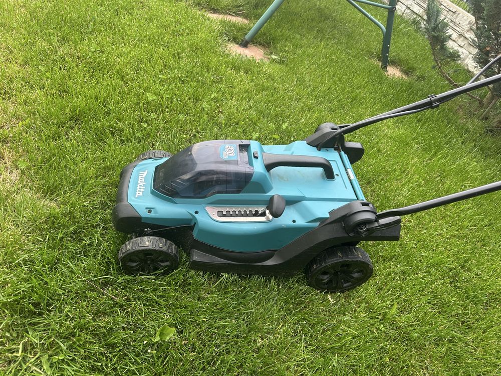 Masina de tuns iarba cu acumulator Makita DLM330