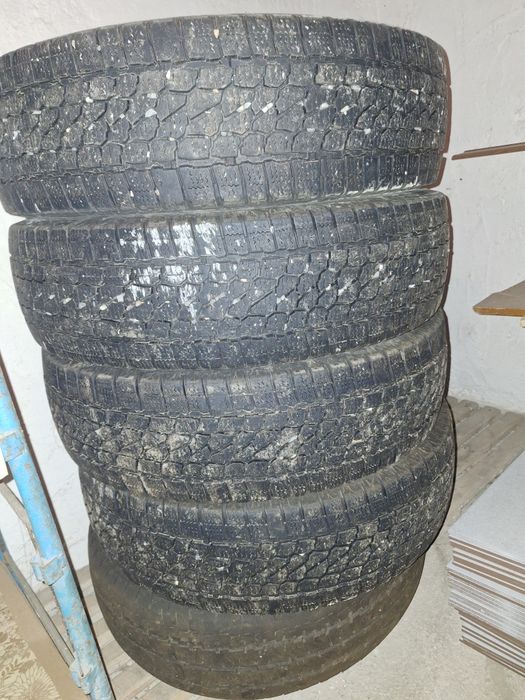 Vând anvelope iarnă 215/75/16 C