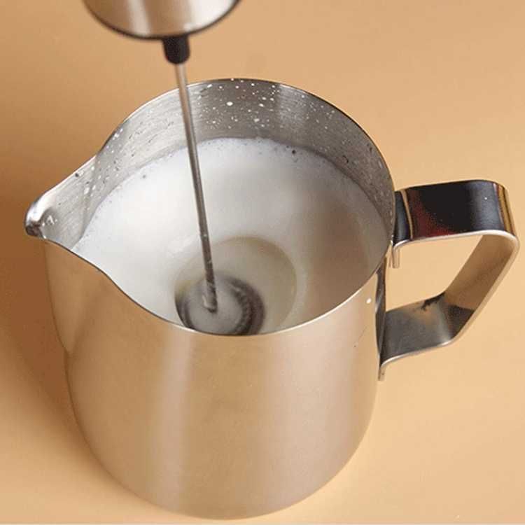 метална каничка за разпенване на мляко + пенообразувател за напитки