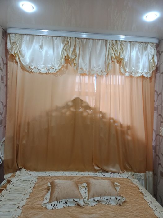 Покрывал с занавесом золотистый цвет
