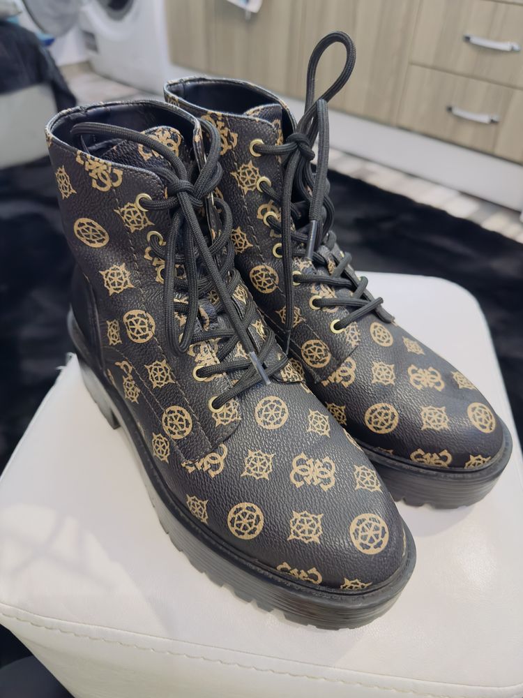 Оригинални боти Guess