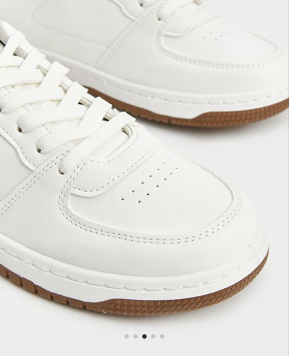 Бели и черни мъжки обувки