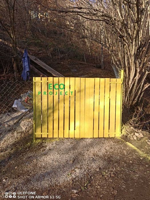 Продава се екологичен проект от 12 710 кв. м. с две нови дървени къщи.