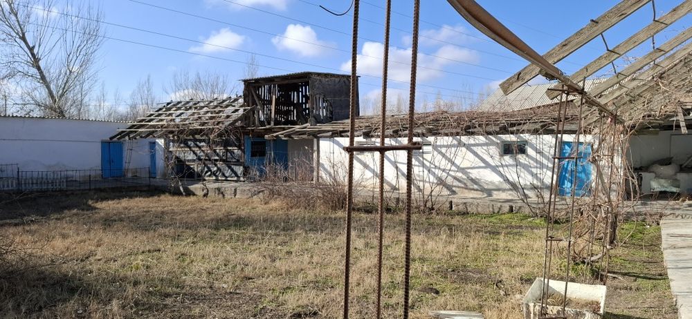 Ховли сотилади хамма щароитга эга