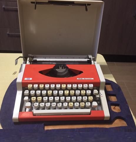 Пишущая (печатная) машинка  "TREVELLER DE LUXE" UNITS Югославия