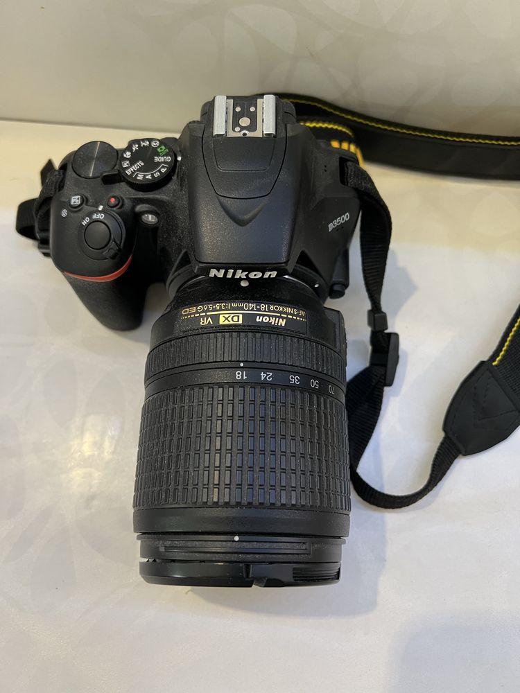 Фотоапарат Nikon D3500 + обектив + чанта