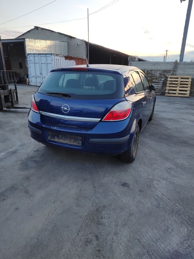 Dezmembrez Opel Astra H