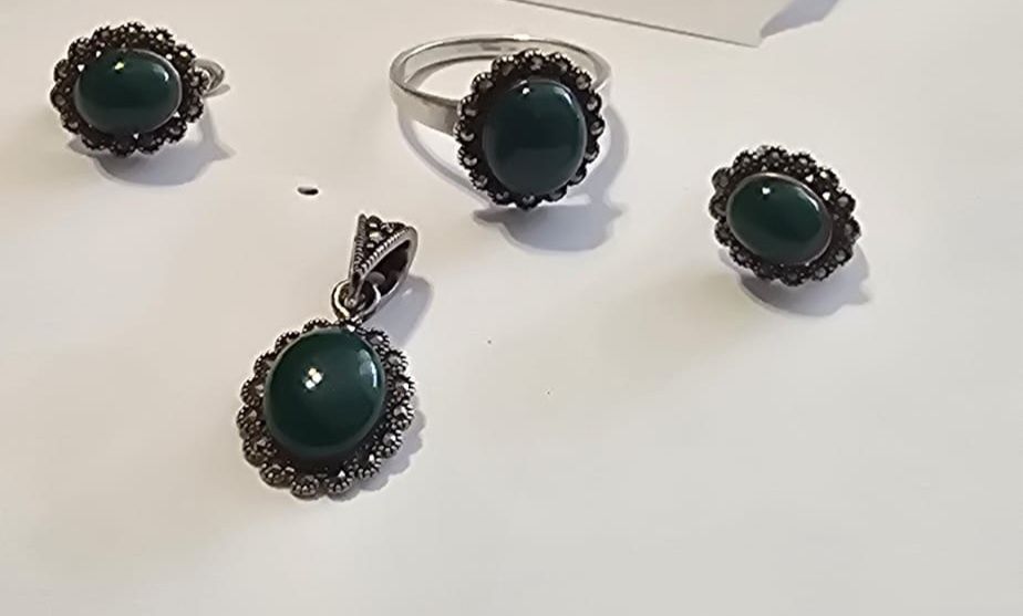 Vând bijuterii din ARGINT 925 cu marcaj,cercei, inel, colier și seturi