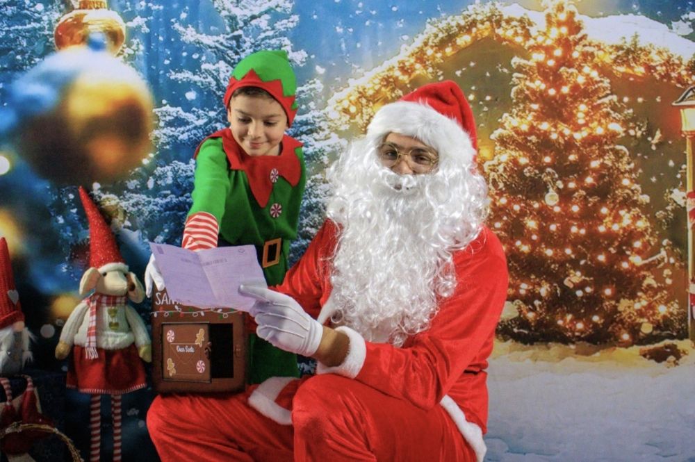 Închiriere Moș Crăciun cu Spiriduș  Vizite Magice în București și