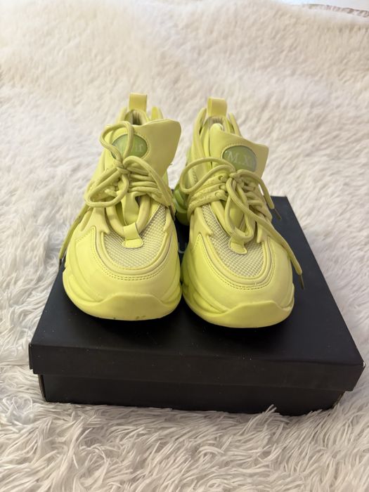 Много яки маратонки сникърси