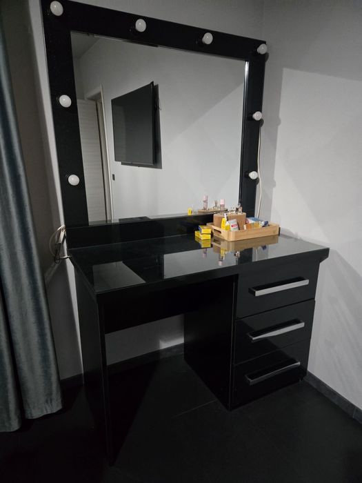 Masuta make-up cu lumini