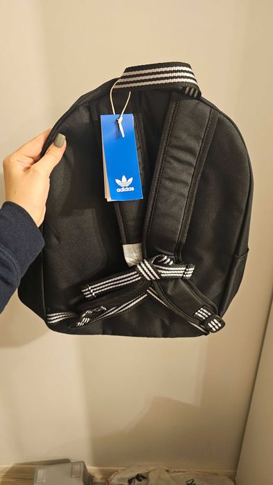 Продавам нова раница Адидас черна и синя