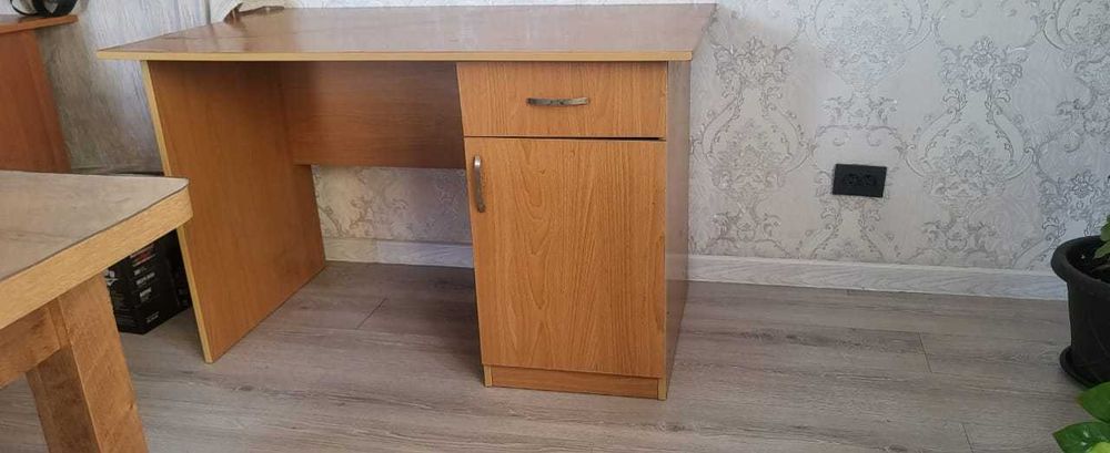 Письменный стол и книжный шкаф