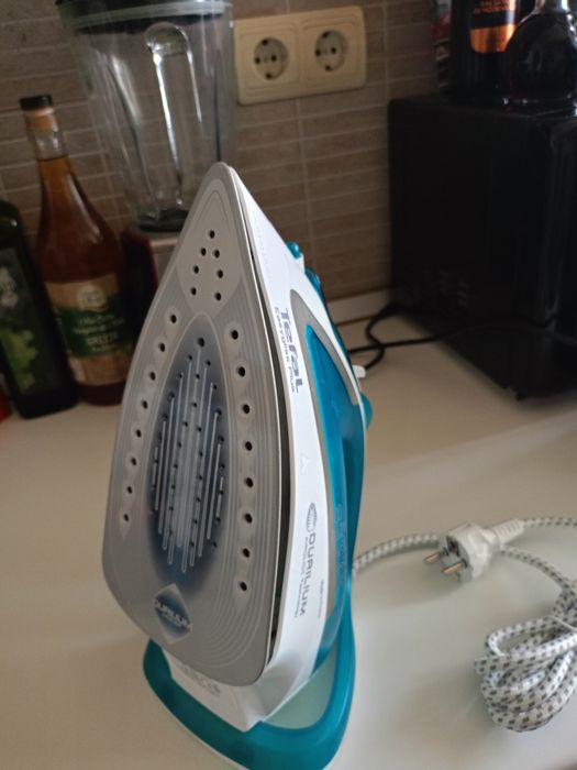 Vând fier Tefal EasyGliss FV5718E0,talpa Durilium AirGlide,funcție cal