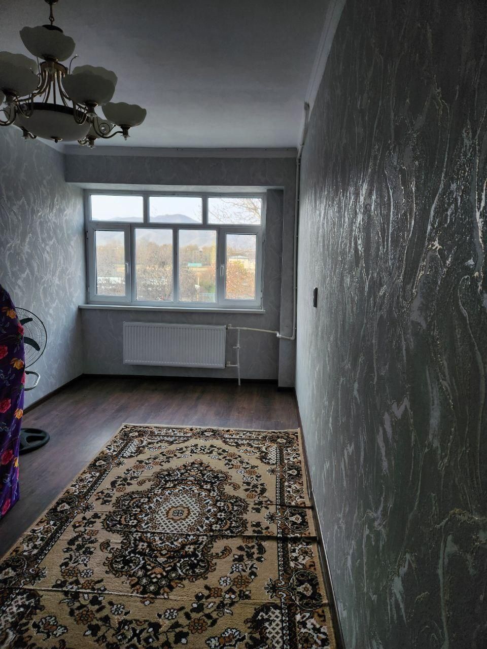 Гор. Ангрен.Продаётся 3х комнат квартира, в кирпич.доме в 5/1а