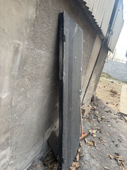 Продам входную металлическую дверь