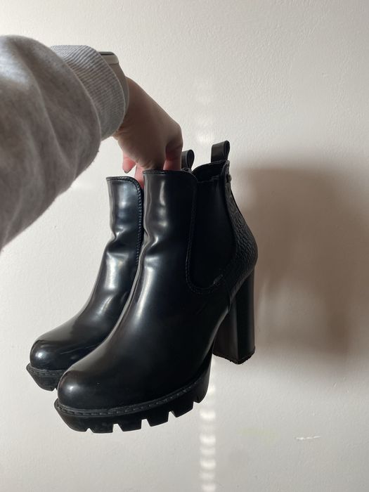 Черни боти на ток