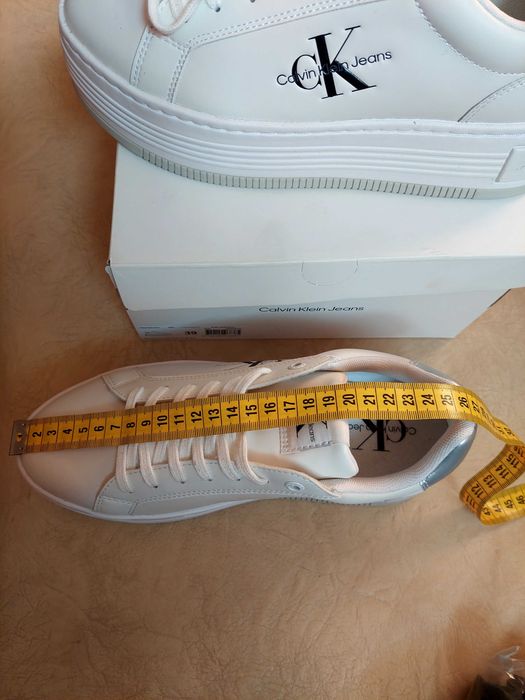 Adidasi albi, originali, noi Calvin Klein nr.39 - 26 cm talpa
