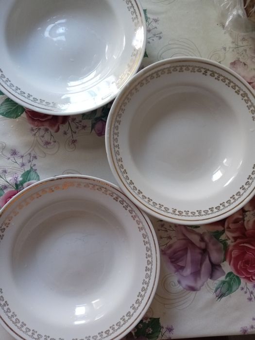 Продаю тарелки диаметр 23см.