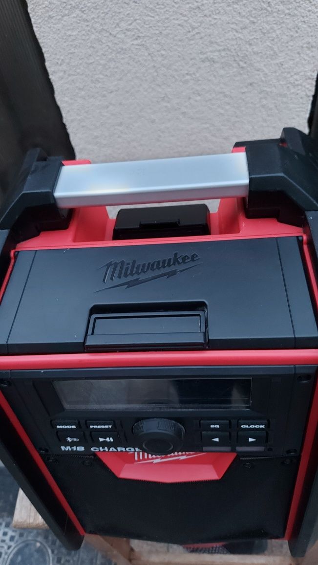 Milwaukee radio m18 cu incarcator