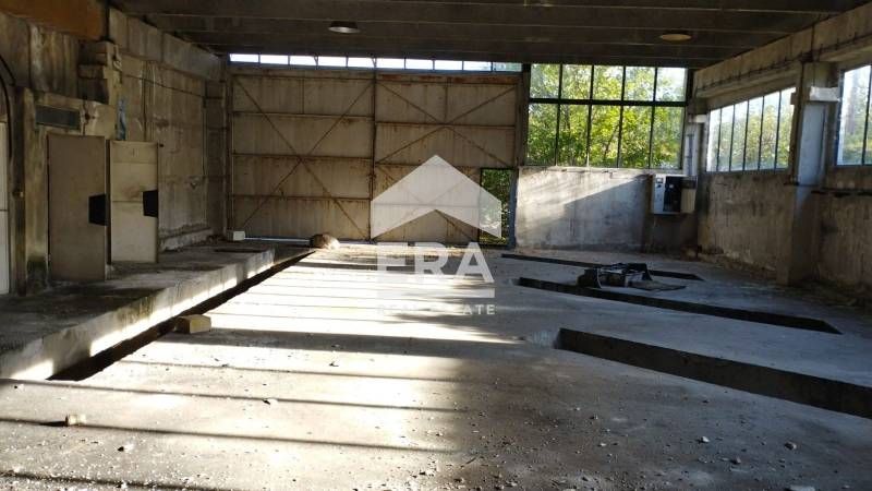 Ексклузивен бизнес имот за продажба с лице на асфалтов път в централна