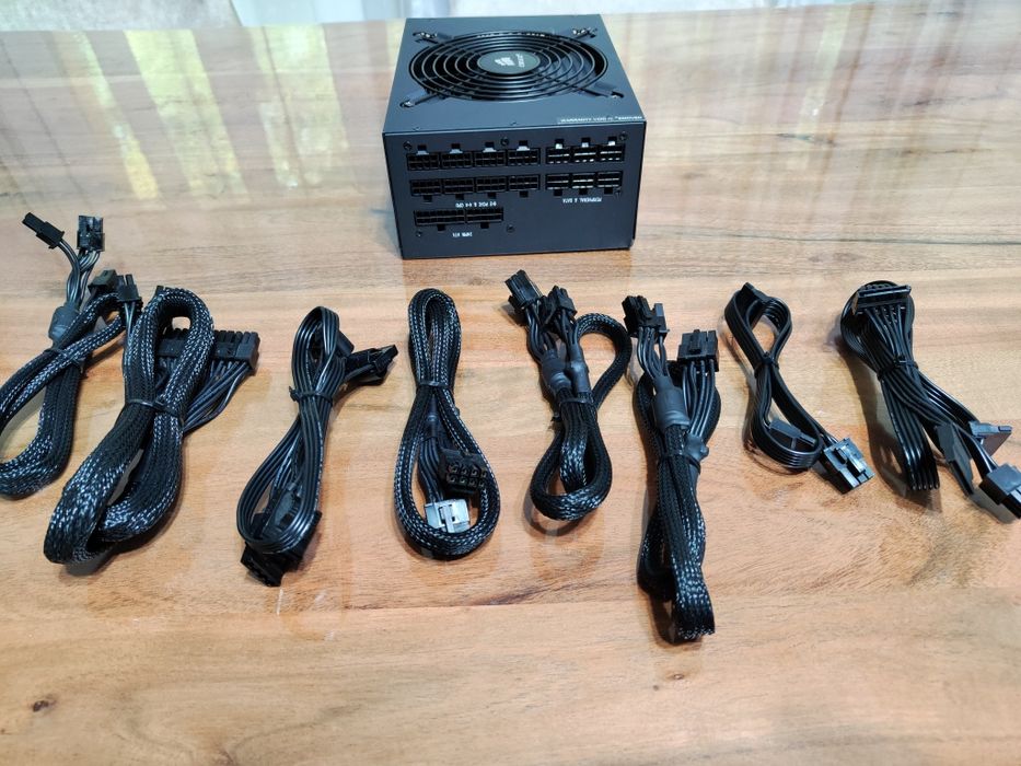 Продавам работещо захранване Corsair Professional Series Gold AX1200