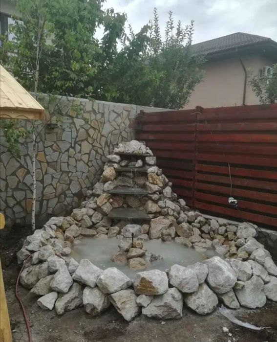 Vindem piatră și montam.