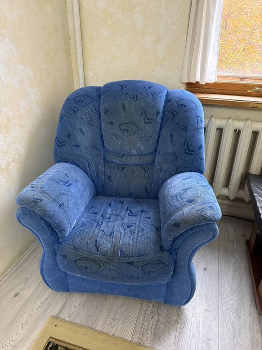 Продается диван с креслами.