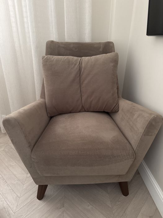 Кресло мягкое на деревянных ножках
